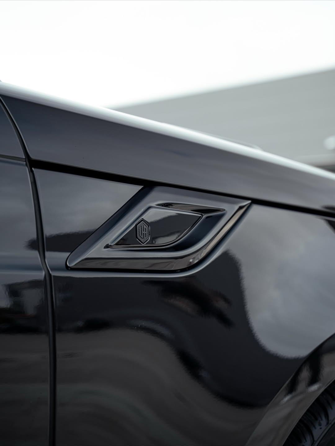 Urban carbon fiber fender vent on Range Rover Sport L461