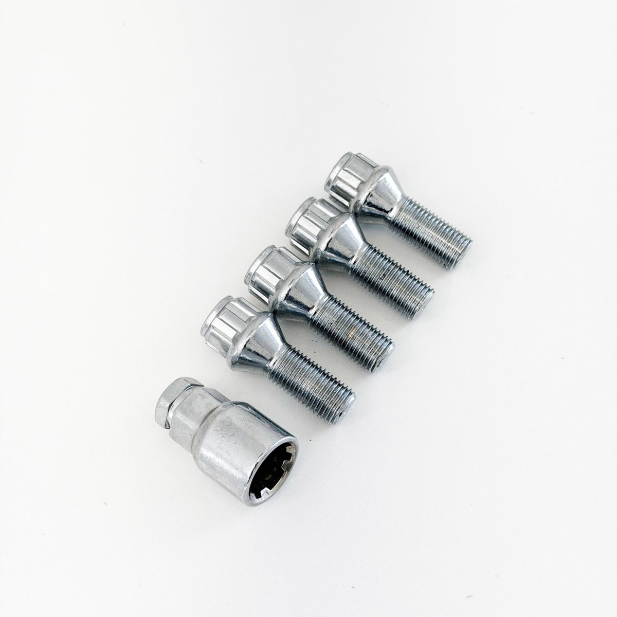 Lug Bolt Locks M14x1.25 40mm – 60° Conical Seat (Set of 4 + Key) – Chrome view 3