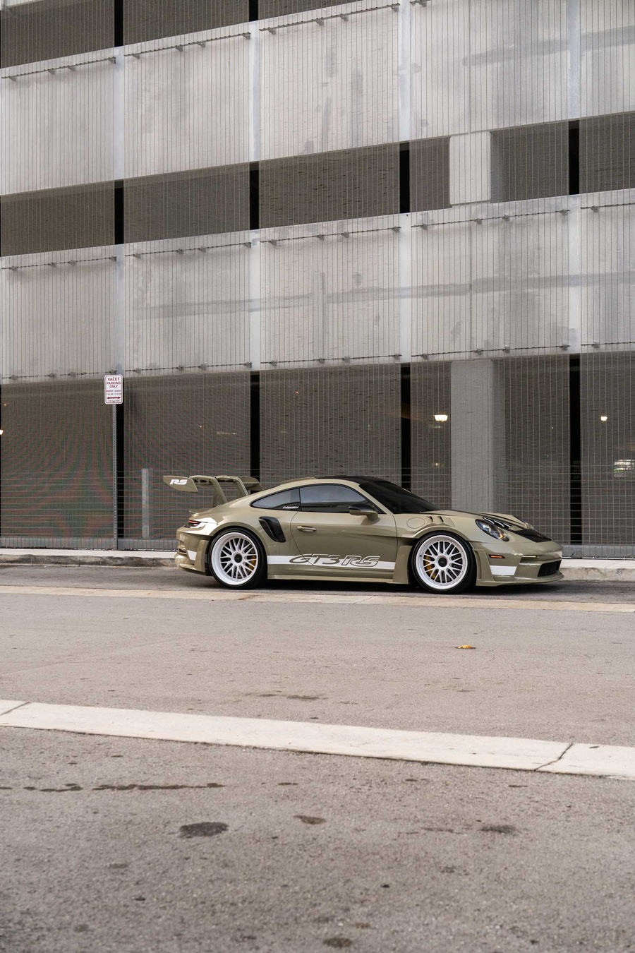 Porsche 911 992 GT3 RS on AL13 C008T forged wheels in Gloss Tesora White finish