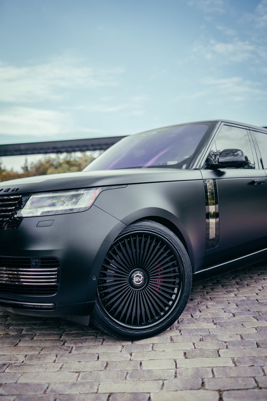 Range Rover SV on AL13 LUX03 forged wheels in Satin Black / Gloss Black finish