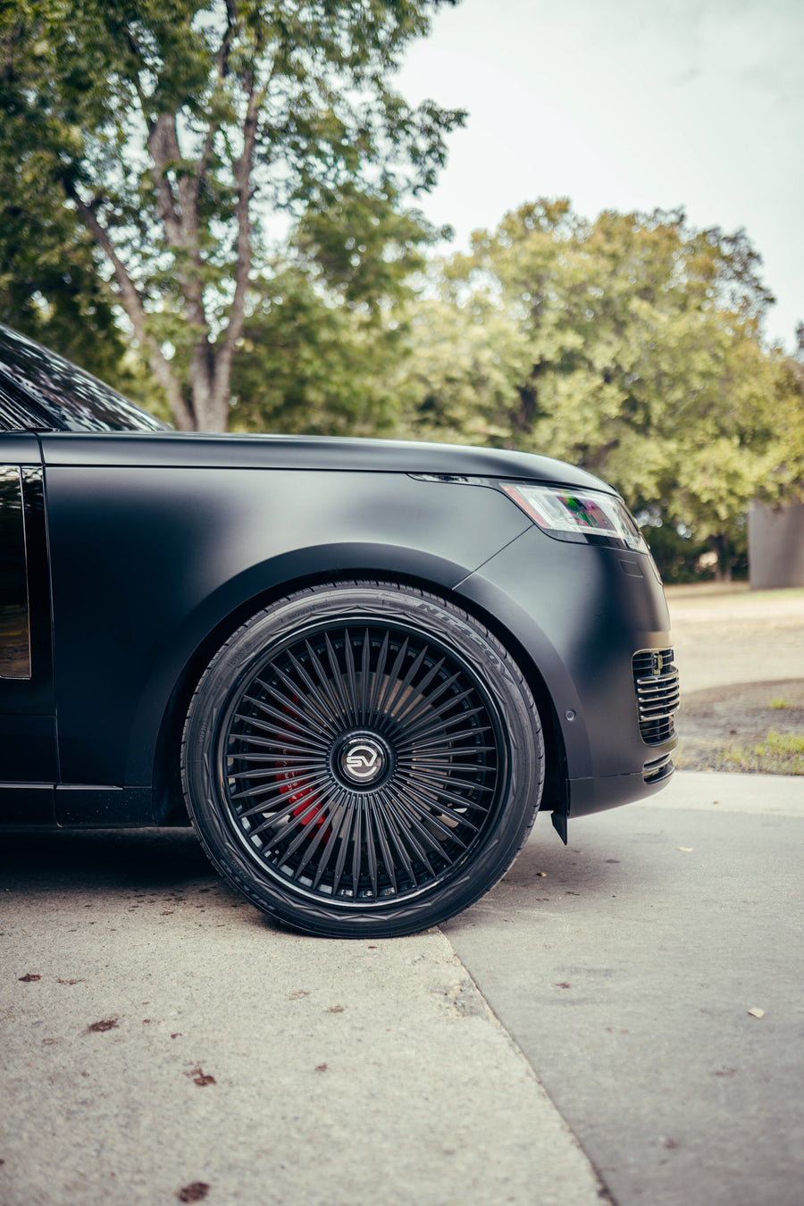 Range Rover SV on AL13 LUX03 forged wheels in Satin Black / Gloss Black finish