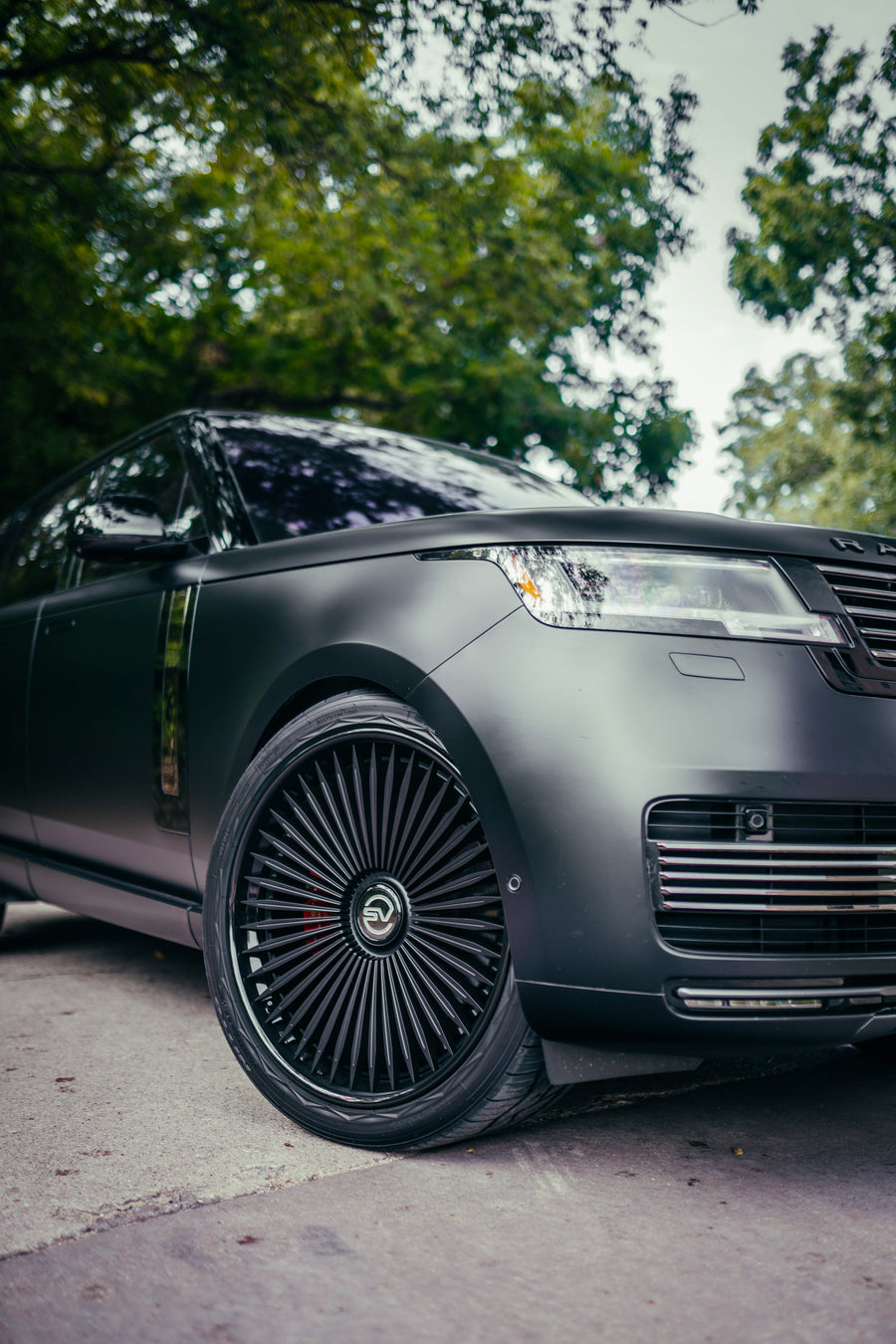 Range Rover SV on AL13 LUX03 forged wheels in Satin Black / Gloss Black finish