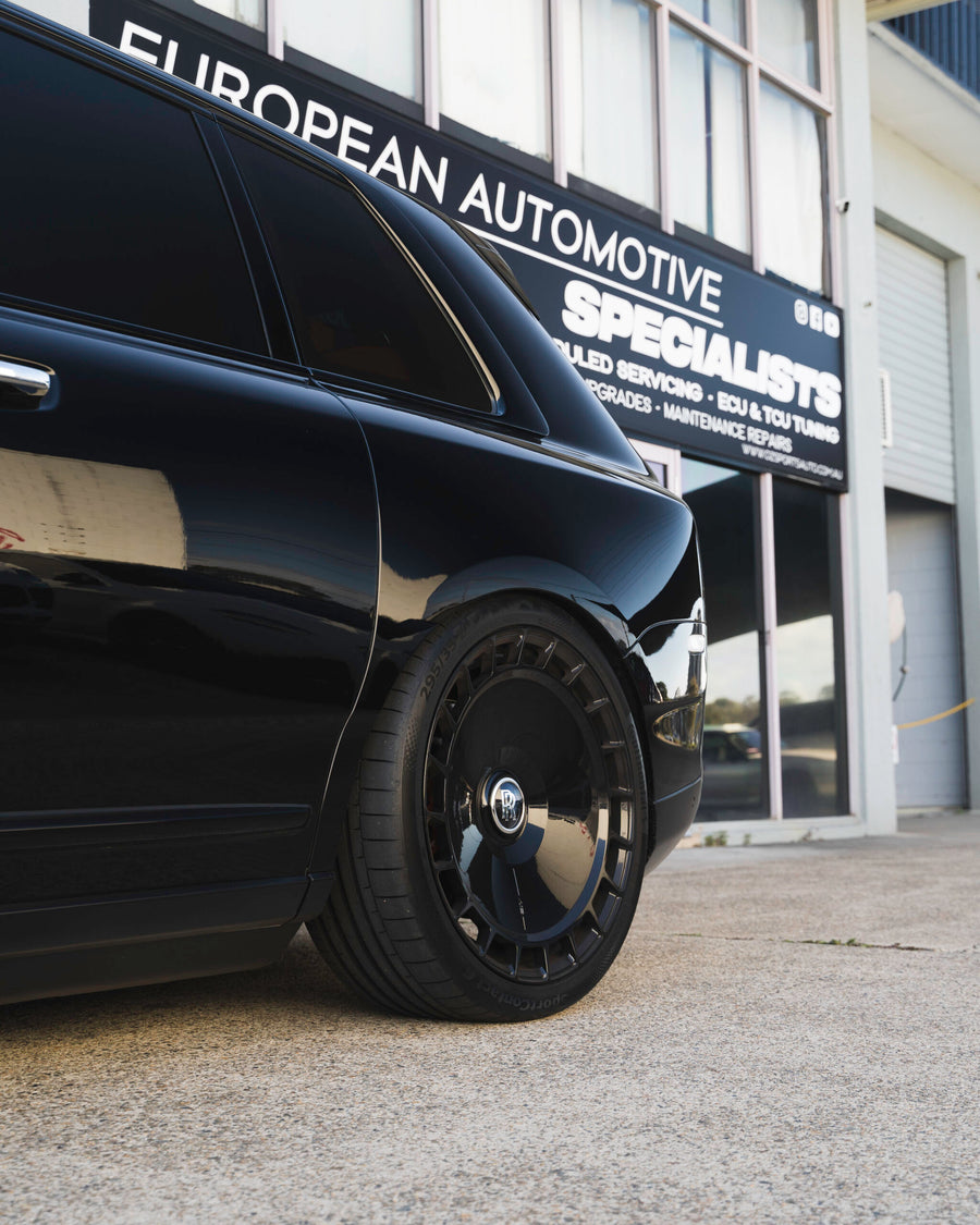 Rolls-Royce Cullinan on AL13 LUX10 forged wheels in Gloss Black finish