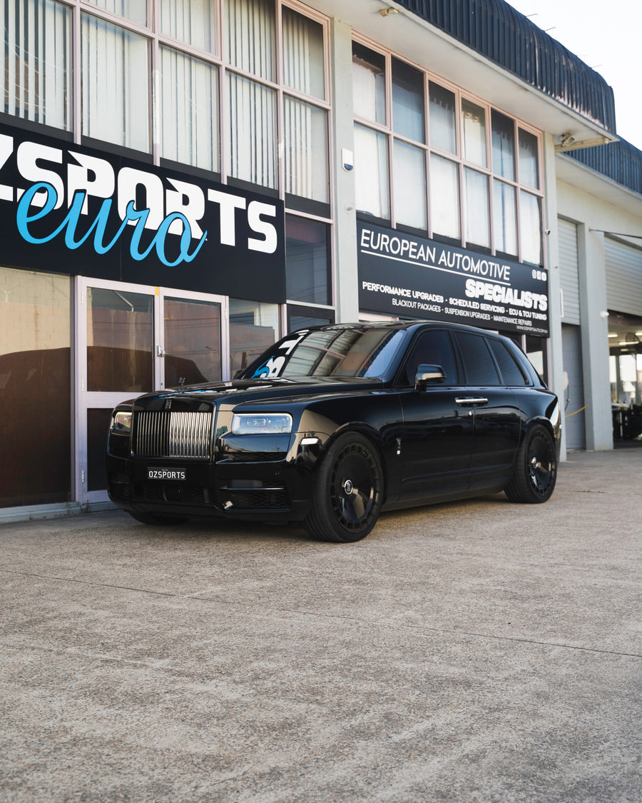 Rolls-Royce Cullinan on AL13 LUX10 forged wheels in Gloss Black finish