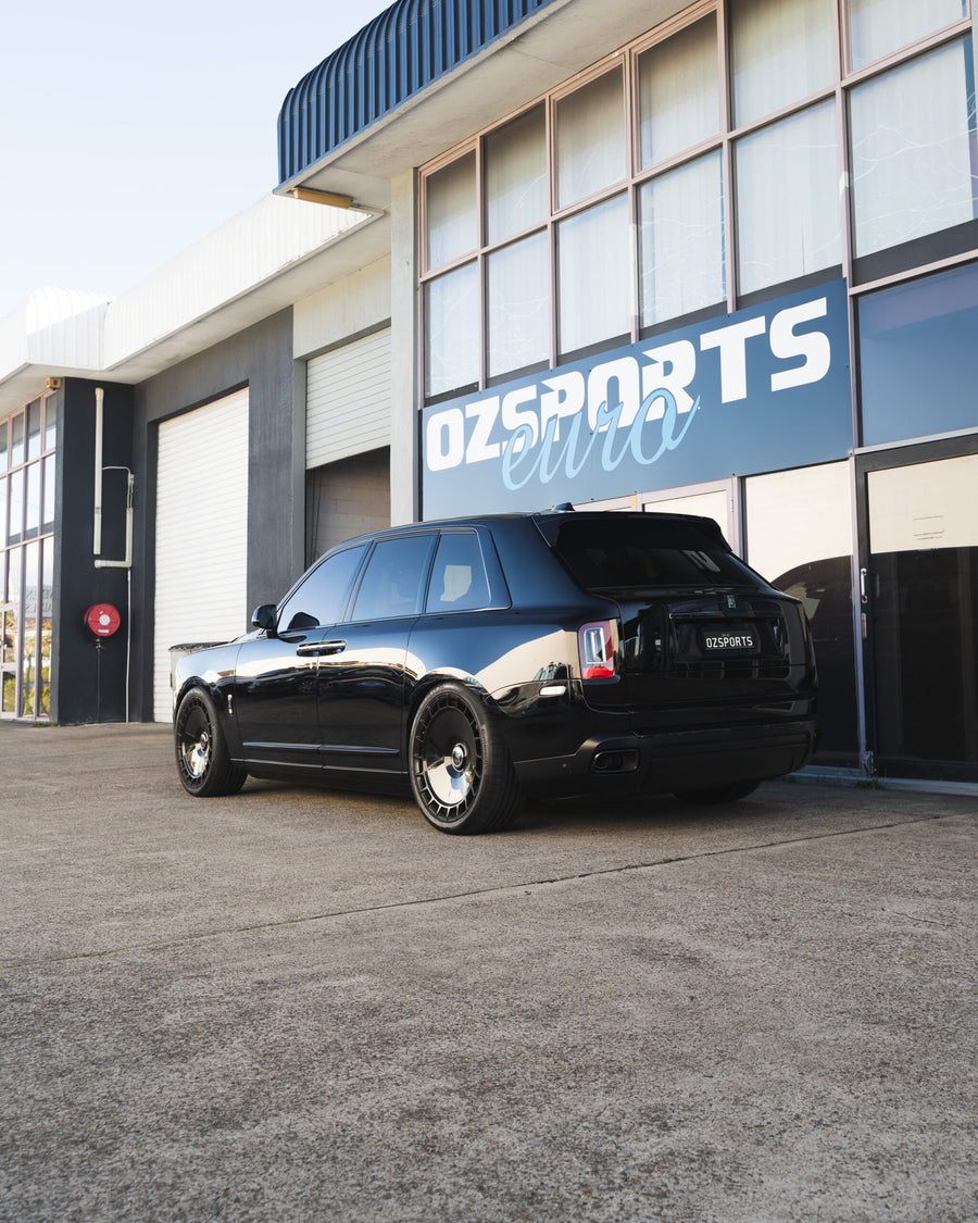 Rolls-Royce Cullinan on AL13 LUX10 forged wheels in Gloss Black finish