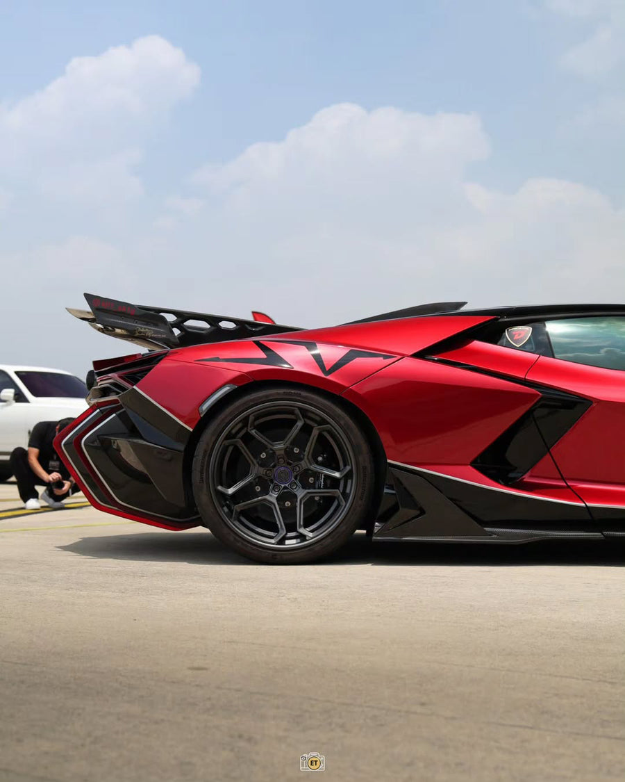 Lamborghini Revuelto on AL13 R105 forged wheels in Gloss Forged Graphite finish