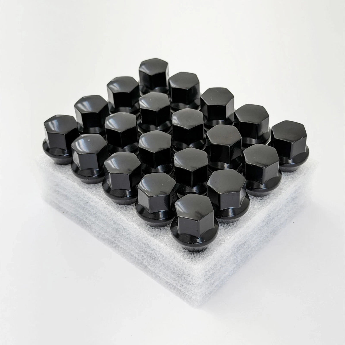 Lug Bolts M15x1.25 40mm – 60° Conical Seat, 17mm Hex (20 Pack) – Black view 3
